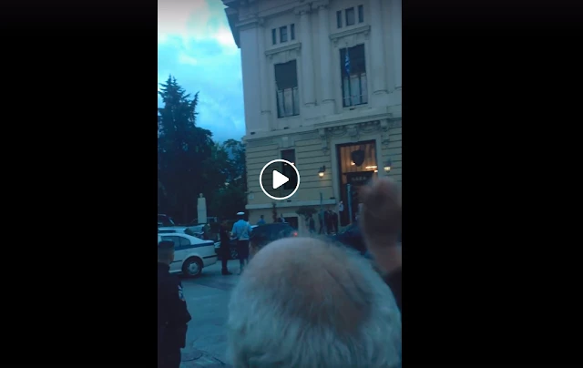 «Προκόπη παραιτήσου!» – Προσαγωγές και συλλήψεις για να «προστατεύσουν» τον Παυλόπουλο…(βίντεο)